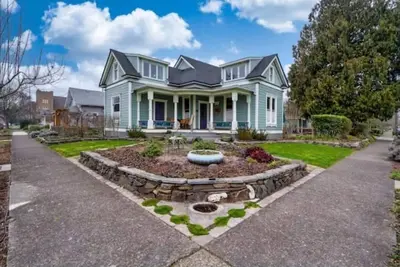 Image de Historic Victorian 4 Br, 4. 5 Bath home, w/optional add'l 1 Br, 1 Bath unit.