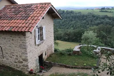 Image de Petite maison en pierres proche du village d'agnac