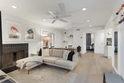 Image de New Downtown Atx! 30 day plus! Sleeps 6!