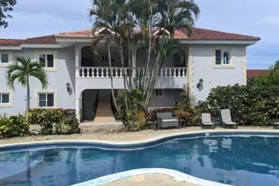 Image de Lovely 1 bedroom condo steps from the beach