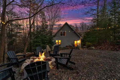 Image de Spacious A-Frame Cabin w/ Air Hockey, Fire Pit, Huge deck