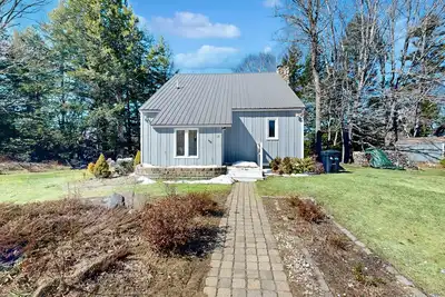 Image de Mtn-view home with large deck, wood stove, firepit, grill, streaming, W/D, & Ac