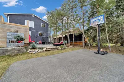 Image de Blue Mountain Chalet w/ Sauna&Hot Tub