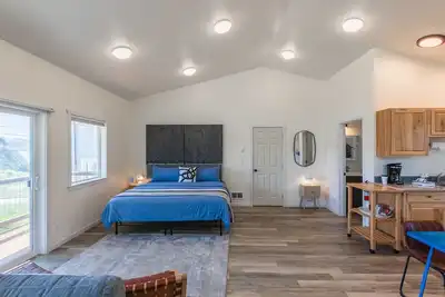 Image de #StayinMyDistrict Oceanview Studio Loft