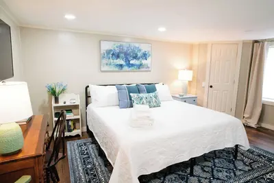 Image de Bright 2br Home | Pet-Friendly & Fast WiFi