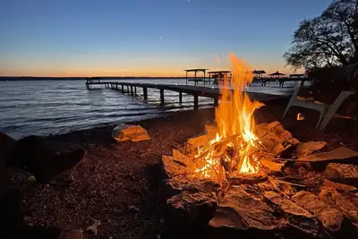 Image de Prime Lakefront Getaway: Dock ~ Beach ~ Fire Pit!
