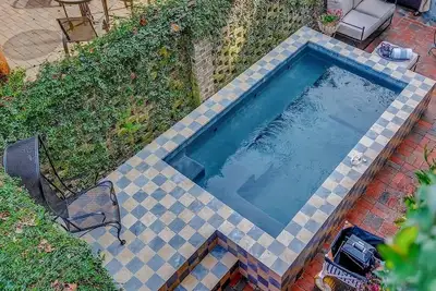 Image de Heated Private Garden Pool Steps Off Jones Street by Lucky Savannah