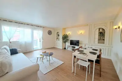 Image de T3 Élégant avec Balcon, Accès Direct au Métro Colbert