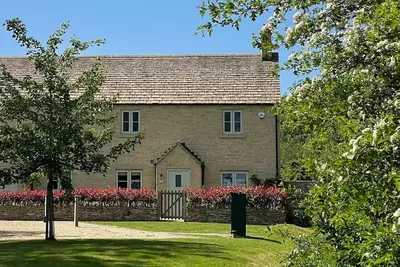 Image de A beautifully themed Cotswold cottage with a modern but classic country interior