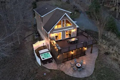Image de Peaceful Lakefront Retreat with Hot Tub, Firepit and Boat Dock