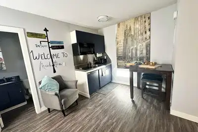 Image de Private/ Pet-friendly Themed Suite with Kitchenette! Fast Wi-Fi, Central