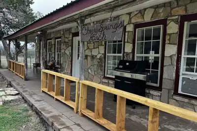 Image de Adorable Farmhouse with a Springfed Pond!