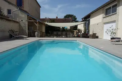 Image de maison familiale plain pied sur terrain clos avec piscine et jacuzzi