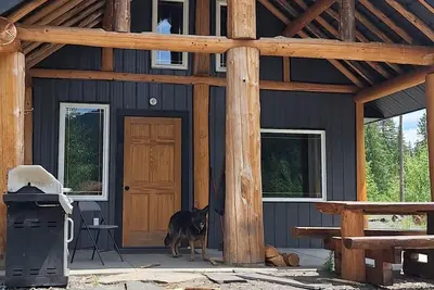 Image de A cabin in Retallack Bc, with all the amenities. Adventure right out the door.