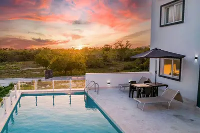 Image de Private Luxury Room | Poolside w Deck Views | Fast Starlink Net