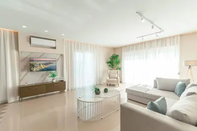 Image de Designer Stay 100sqm | Wood & Marble | 5min to Sea