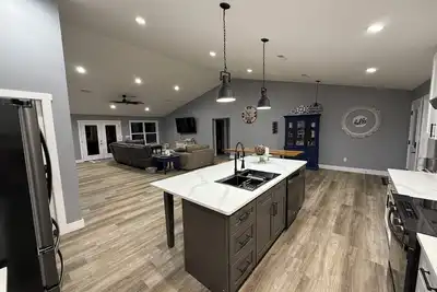 Image de “Home On The Hill\"\n\nThis new vacation rental will not disappoint! Lake front!