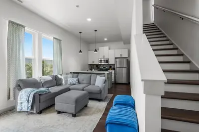 Image de Little ranch in the city!