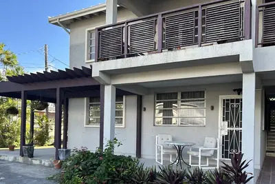 2 minute walk to Brighton's Beach, Kensington Oval, Apt on a quiet street