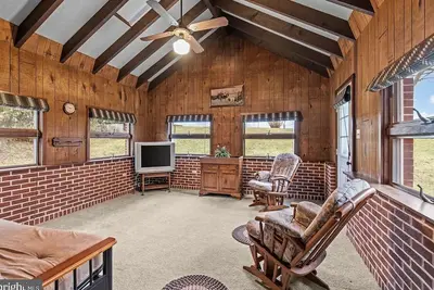 Image de Cozy 2-bedroom house outside Reading with WiFi, three-season room.