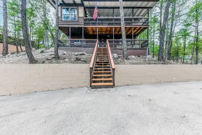 Image de Rustling Pines | 5br • 2 Fireplaces • Deck