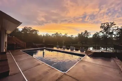 Image de Serene Farm cottage on 2acres. Minutes from golf courses/dining/shopping W/ pool