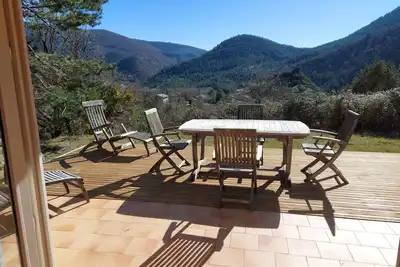 Image de Charmante maison avec vue et jardin en pleine nature, proche des commodités.