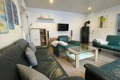 Image de 170 qm2 Großes, Gemütliches Haus mit Kamin und Klimaanlage. Hunde Erwünscht!