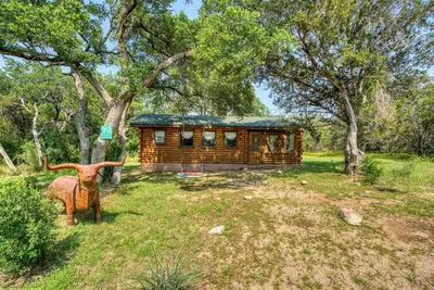 Image de Quiet Hill Country Cabin • King Bed • Near Lake