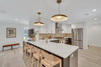 Image de Luxury Loft in Prime Historic District Location by Lucky Savannah