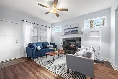 Image de Luxe Retreat | Stylish New Build w/ Deck & Views