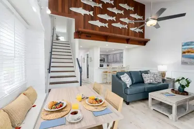 Updated/Resort StyleSleeps-9-Beach-5 min/Pool/Dining/pickle Ball-Prime location