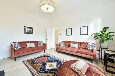 Image de Stunning 3 Bed London Apartment & Garden. 1 Min to Train Station & Free Parking