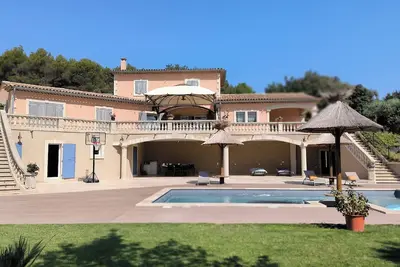 Image de Maison au pied du Luberon avec piscine à 5 minutes du village de Lourmarin,