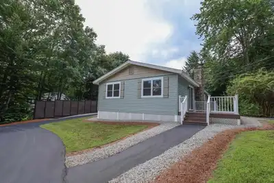 Image de Charming Lake Community Bungaloo. Comfortable living with 86 inch tv!