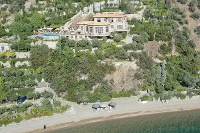 Image de Beachfront, Stone-Built, Beautifully-Appointed, Spacious 5-bedroom Villa.