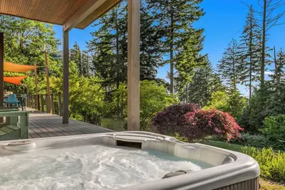 Image de Curated art, luxe linens & indoor-outdoor fireplaces.