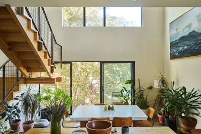 Image de Open plan 2 story corner loft on Division Street. 2 balconies, \nbeautiful views!