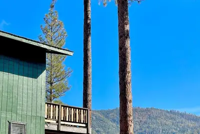 Image de Stunning views from your private & cozy mountain home.