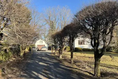 Image de Refuge en Bord de l'Eau : Évasion Naturelle au Charme Intemporel