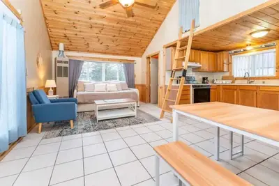 Image de Cozy Waterfront Cottage with Kayaks and Firepit