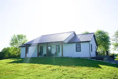 Image de The Pond View House - quiet country getaway w/ hot tub\n