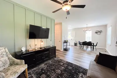 Image de New! Duke~King Bed~Speakeasy Hideout