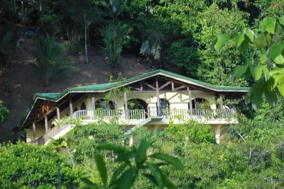 Image de A nature lovers paradise! 3 bedroom jungle home overlooking the Pacific Ocean!