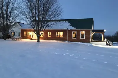 Image de Spacious 12-bedroom 10-Bath Cedar accented lodge in Picturesque Macon Missouri