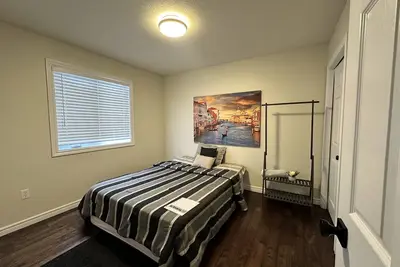 Image de Nice home with cozy living room, large backyard, bedroom and bathroom.