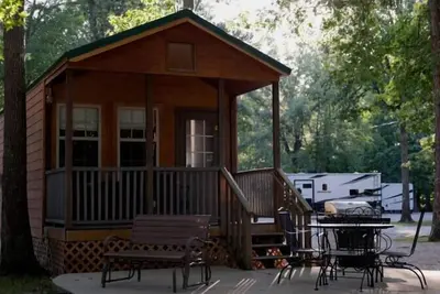 Deluxe Cabin - Jetted Tub - Deluxe Cabin (w/ Bathroom) - Jetted Tub Cabin Mini lodge! Near fishing pond nature trail. Bathroom has a Jetted-tub with a shower. Very relaxing. In the back of the park. Watch the ducks swim in the catfish pond. Time to r