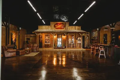 Image de Cozy cowboy retreat that feels like a western town overlooking a beautiful ranch