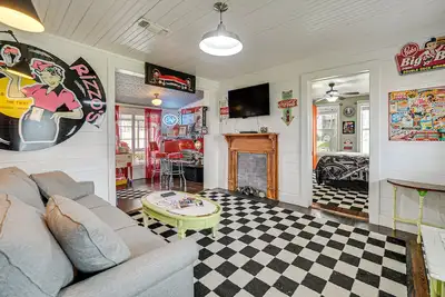 Image de Retro Retreat in Llano w/ Screened Porch!