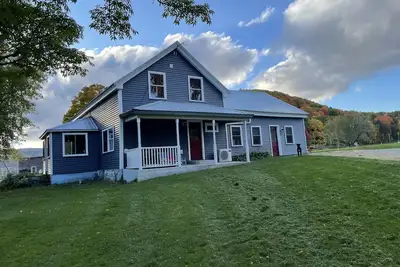 Image de Spacious farmhouse on 3+ acres. Pet and family friendly!